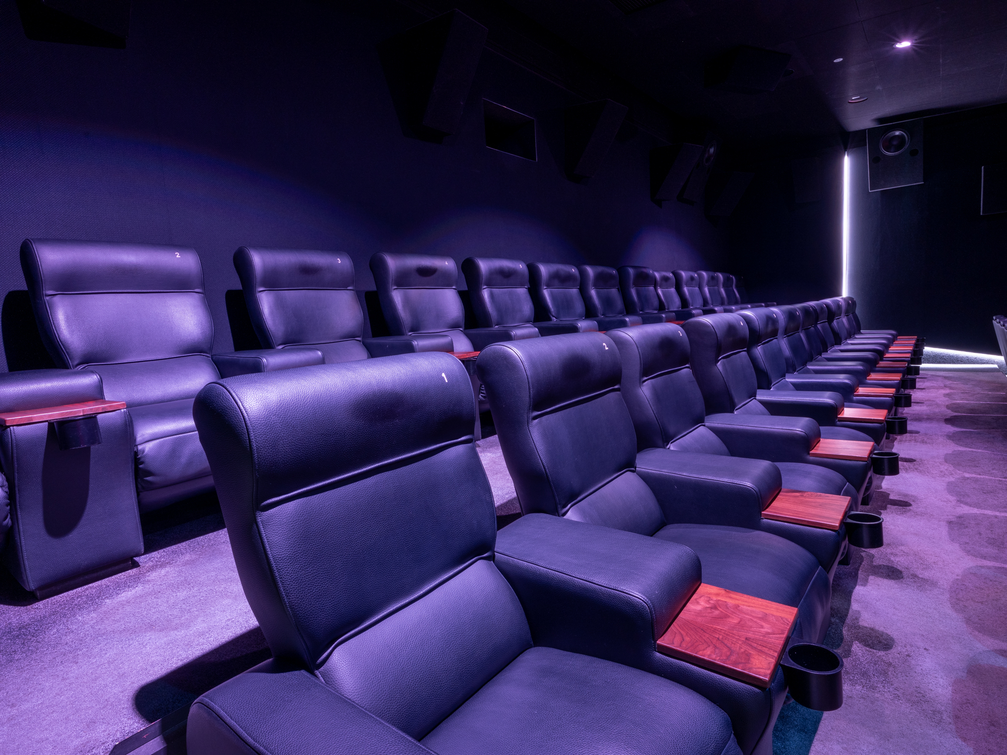 Meitingen_Saal_4_side_front_recliner