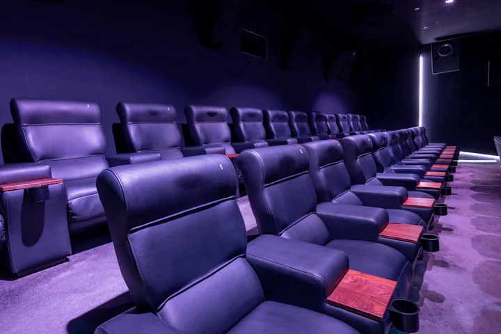 Meitingen_Saal_4_side_front_recliner