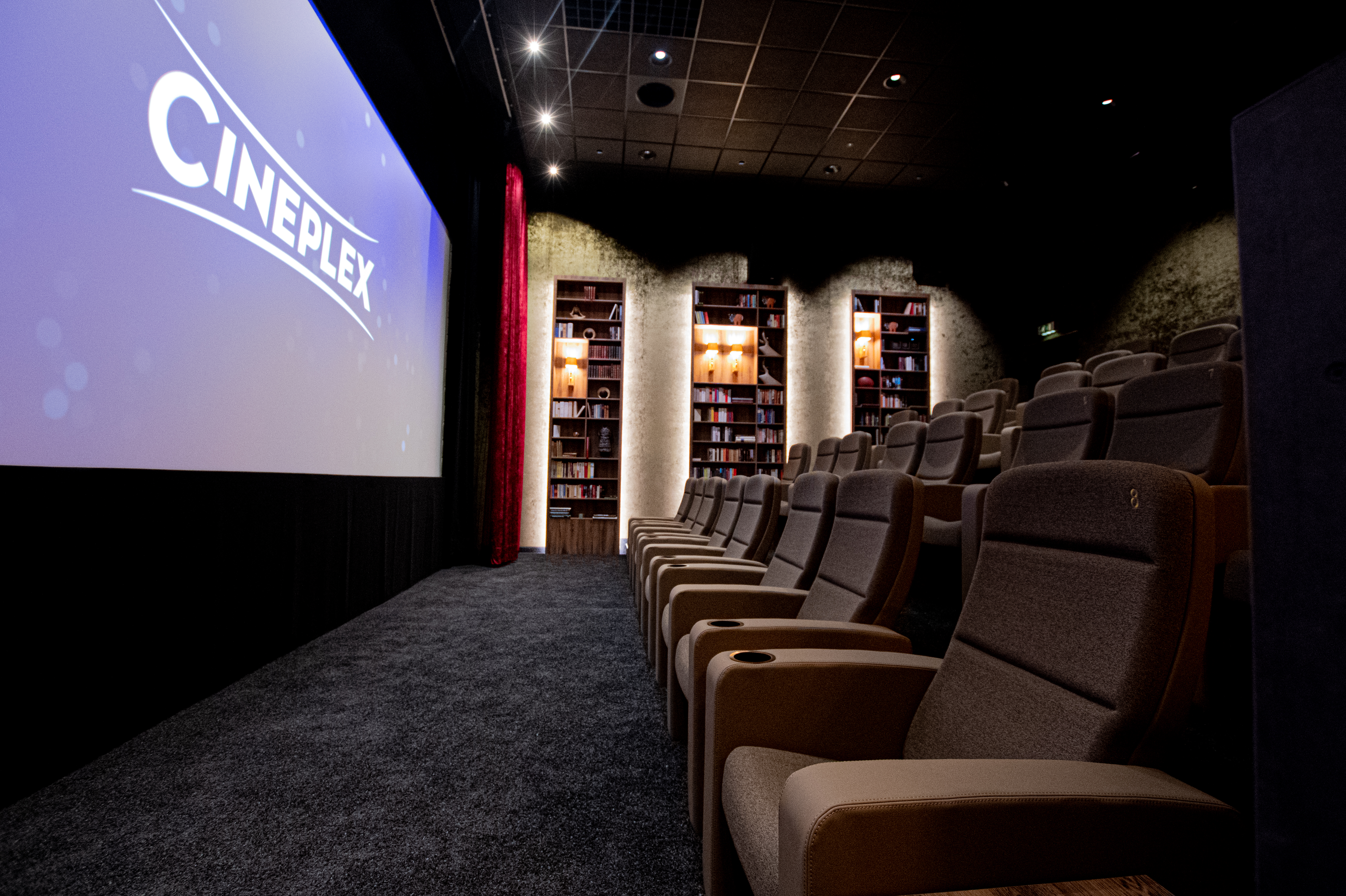 Sessel mit Kissen in der Cinelounge, Cineplex 5