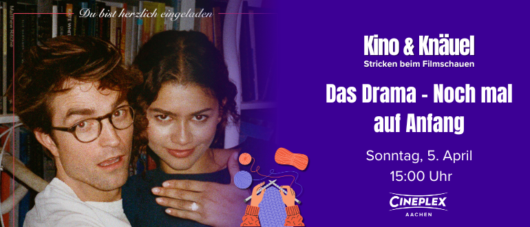 Hier sieht man links ein junges augenscheinliches Pärchen. die junge Frau hält stolz einen Verlobungsring in die Kamera. Beide schauen in die Kamera. 