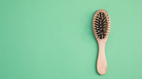 Выпадают волосы при расчесывании Деревянная расческа с волосами