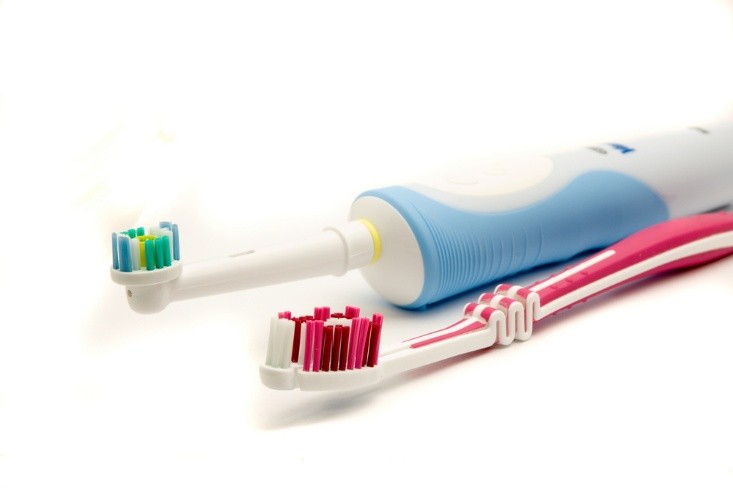 Как чистить зубы электрической зубной щеткой