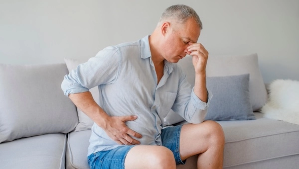 Мужчина с симптомами нарушения функций ЖКТ Мужчина с признаками нарушения функций ЖКТ