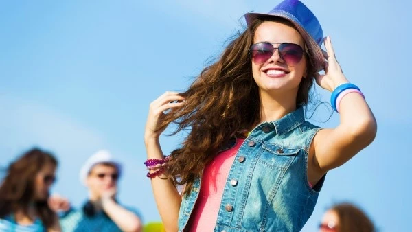 Девушка в шляпе и солнцезащитных очках