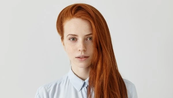 Гладкость здоровых волос Девушка с рыжими здоровыми волосами