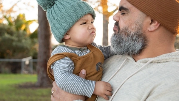 Ребенок на руках у папы