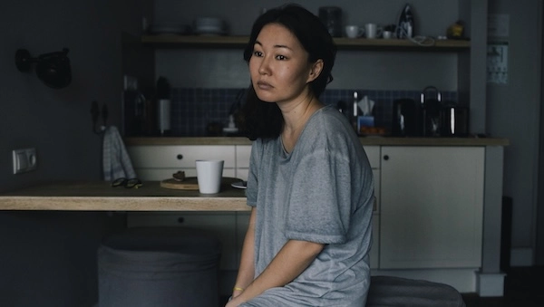 Возможные симптомы геморроя после родов Грустная девушка сидит на диване