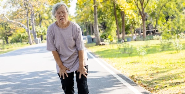 Пожилая женщина испытывает сложности с передвижением