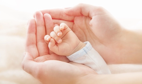 Фото руки новорожденного в руках матери крупным планом