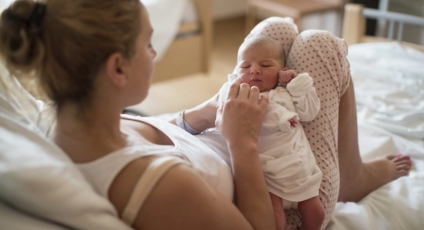 Мама после родов с ребенком Мама и новорожденный ребенок