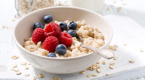 Каша с ягодами на столе