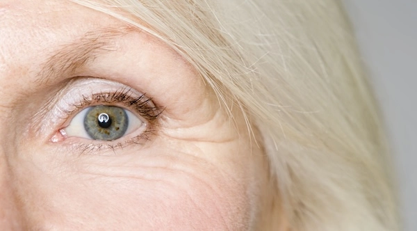 Глаз пожилой женщины вблизи