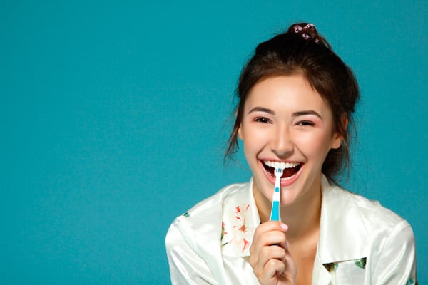 https://www.listerine.ru/sites/listerine_ru/files/shutterstock_112909843.jpg