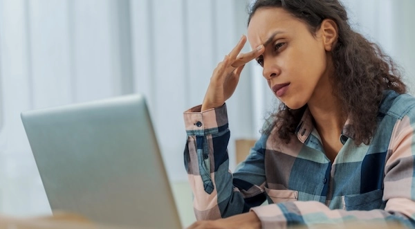 Женщина смотрит в экран монитора