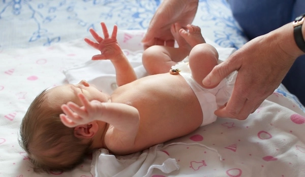 Новорожденный на пеленальном столике