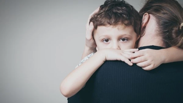 Болезнь Крона — одна из актуальных проблем педиатрической гастроэнтерологии Мать держит грустного ребёнка на руках и гладит по голове