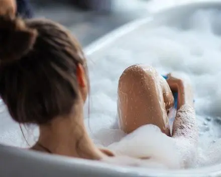 prendre-soin-de-sa-peau-sous-la-douche_1-ru-ru