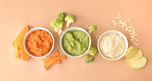 Пюре из овощей и фруктов на столе