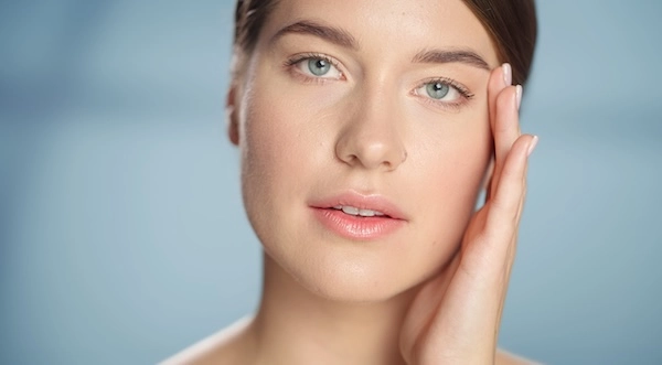 Девушка с голубыми глазами