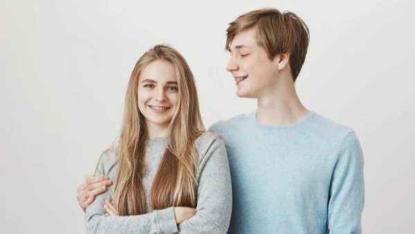 Парень и девушка улыбаются