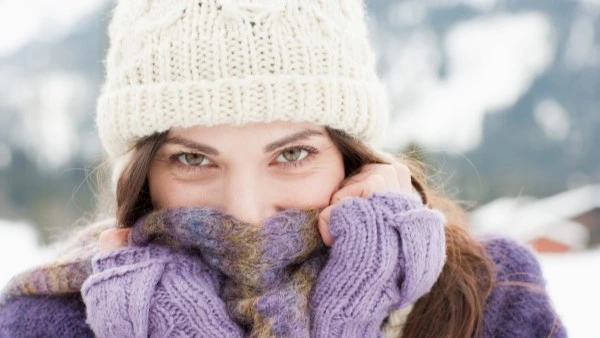 Девушка в шапке зимой