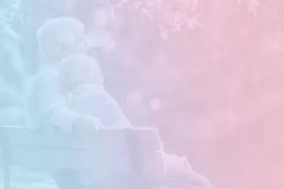 Пожилые люди сидят на лавочке