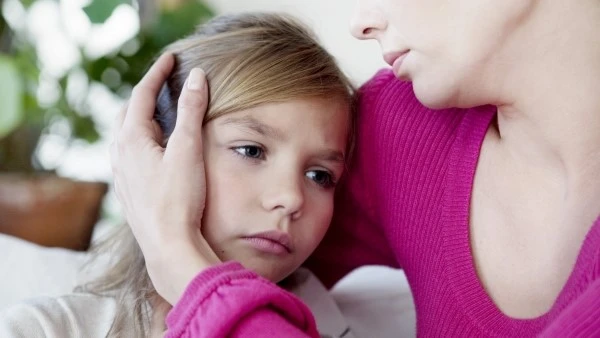 Мать держит дочь за голову