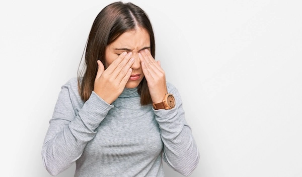 Девушка трогает закрытые глаза