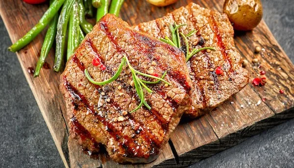 Мясо тормозит работу кишечника Мясо на доске