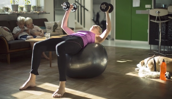 Профилактика геморроя после родов Женщина занимается лечебной физкультурой