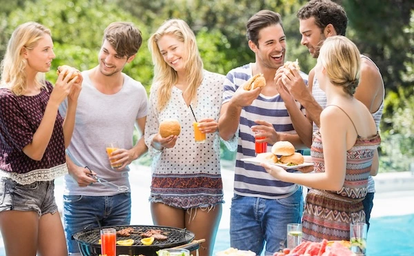 Компания друзей ест бургеры