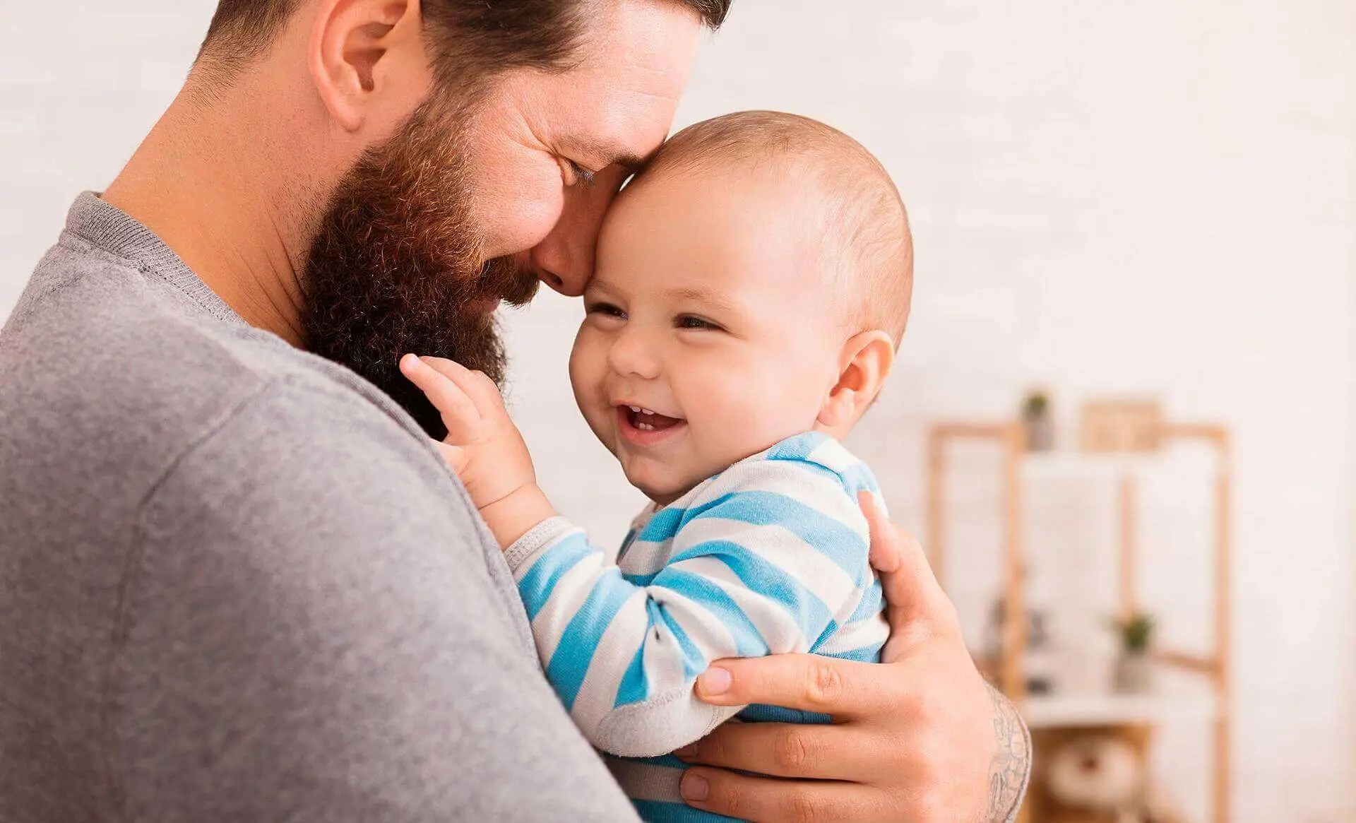 Отец держит ребенка