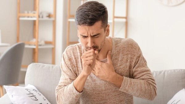 Мужчина испытывает трудности с глотанием