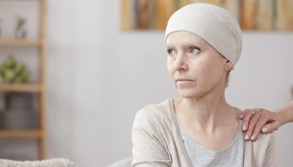 Женщина, применяющая химиотерапию Женщина, болеющая онкологией