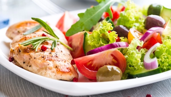 Курица и салат в тарелке