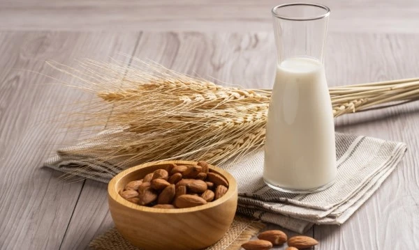 Молоко, колоски пшеницы, тарелка с миндалём на столе — распространённые пищевые аллергены