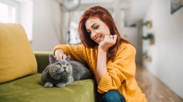 Девушка гладит кошку