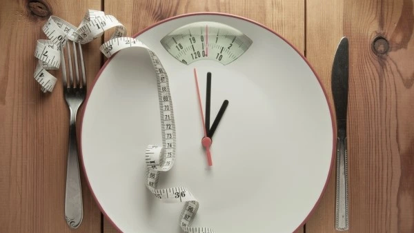 Тарелка с весами и сантиметр