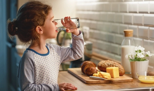 Ребенок пьет воду