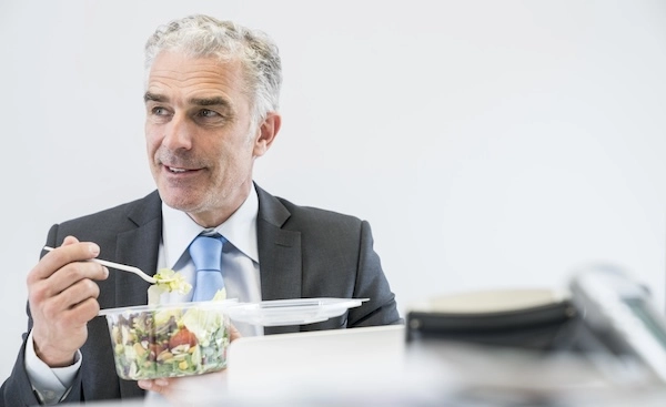 Мужчина принимает пищу