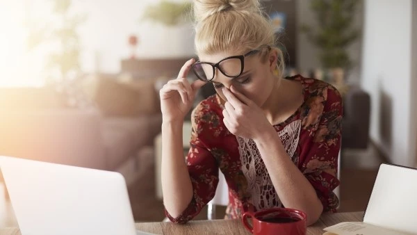 Нарушение носового дыхания при полипозном риносинусите Девушка с полипозным риносинуситом держится за нос