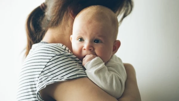 Наиболее восприимчивы к коклюшу дети до трёх лет Маленький ребенок на руках у мамы