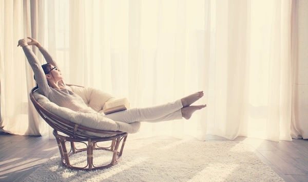 Девушка в кресле в расслабленной позе