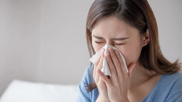 Выделения из носа при полипозном риносинусите Девушка сморкается в платок при полипозном риносинусите