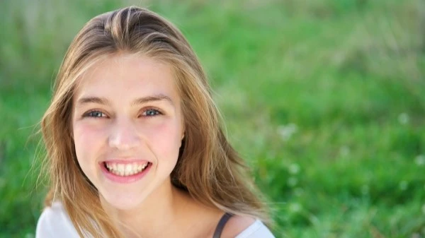 Девушка улыбается