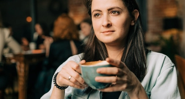 Девушка пьет кофе Кофе как причина кишечной колики