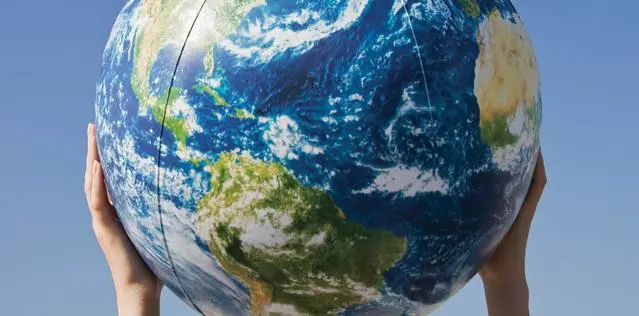 Руки, держащие глобус