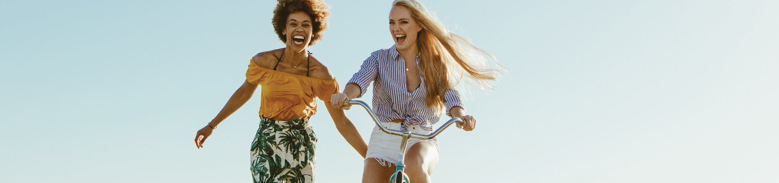 https://www.carefree.ru/sites/carefree_ru/files/carefree_website_landing_banner_cf_sustainability_banner_womenshealth_final_women_on_bike_1.jpg