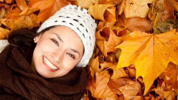 Девушка лежит в осенней листве