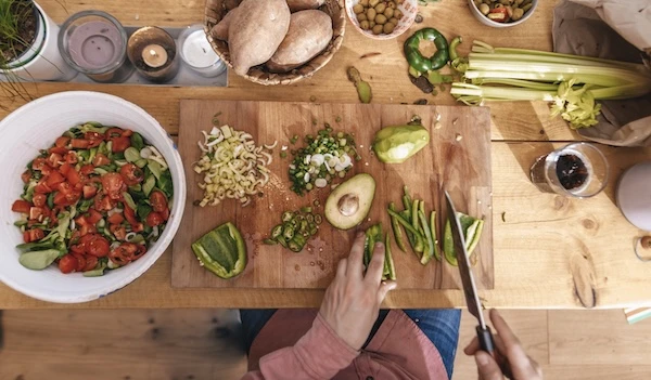 Нарезанные овощи на столе